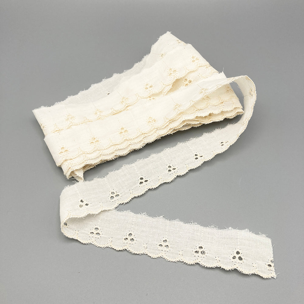 1.25" Scalloped Ivory Eyelet